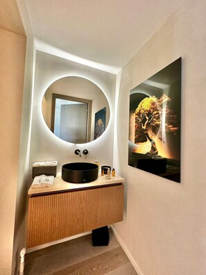 Douche, séchoir à cheveux, bidet, serviettes fournies