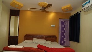 Habitación triple clásica, balcón, vista a la montaña