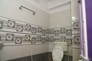 Classic Triple Room, Balcony, Mountain View | Bathroom