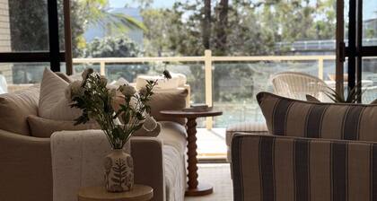 Waterfront Villa, minutes from local Cafe's, Shops and the Broadwater