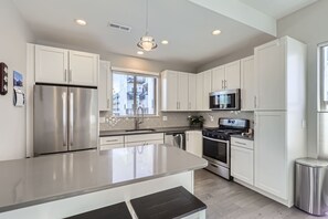 House, 2 Bedrooms | Private kitchen | Fridge, oven, coffee/tea maker, toaster