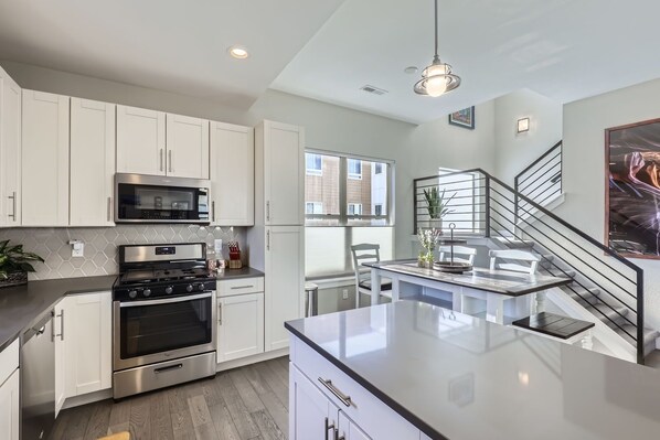 House, 2 Bedrooms | Private kitchen | Fridge, oven, coffee/tea maker, toaster