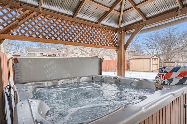 House, 3 Bedrooms | Outdoor spa tub