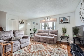 House, 3 Bedrooms | Living area | Smart TV