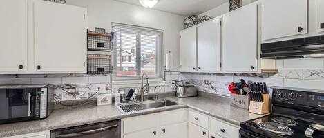 House, 3 Bedrooms | Private kitchen | Fridge, oven, coffee/tea maker, toaster