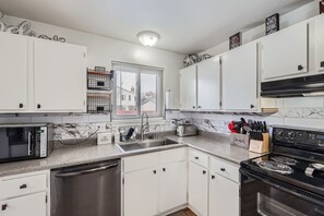 House, 3 Bedrooms | Private kitchen | Fridge, oven, coffee/tea maker, toaster - Ingalls Circle 3 Bedroom Home (Westminster)