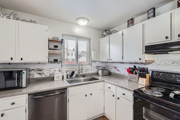 House, 3 Bedrooms | Private kitchen | Fridge, oven, coffee/tea maker, toaster