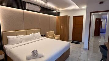 Quarto casal ou duplo família, sacada | Ferros/tábuas de passar roupa, Wi-Fi de cortesia