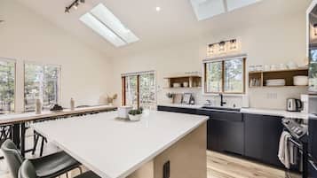 House, 3 Bedrooms | Private kitchen | Fridge, oven, coffee/tea maker