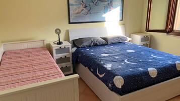 1 bedroom, bed sheets