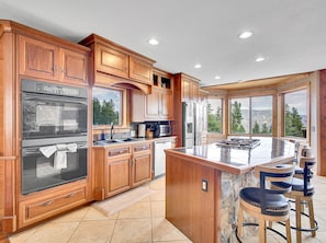 House, 3 Bedrooms | Private kitchen