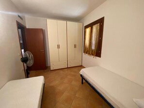 3 bedrooms, bed sheets