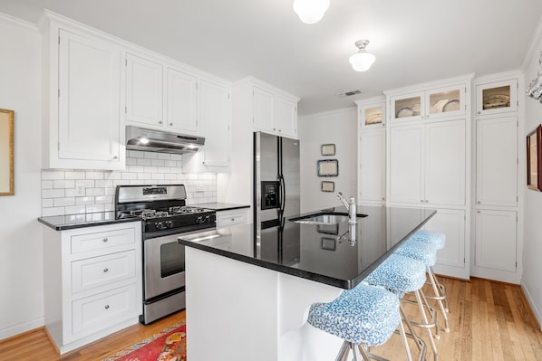 Maison, 2 chambres | Cuisine privée | Réfrigérateur, four, cafetière/bouilloire, grille-pain