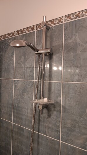 SĂšche-cheveux, serviettes fournies, papier toilette