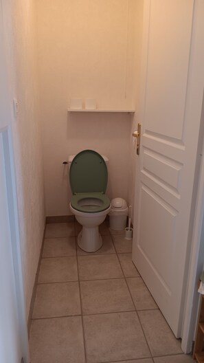 SĂšche-cheveux, serviettes fournies, papier toilette