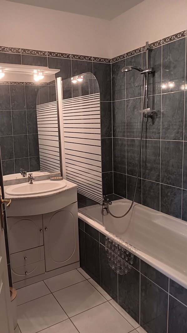 SĂšche-cheveux, serviettes fournies, papier toilette