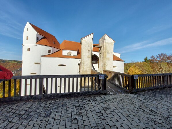 Property grounds - Holiday Apartment 'Felsenblick' with Balcony and Wi-Fi (Albstadt)