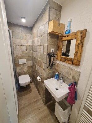 Een douche, een haardroger, handdoeken