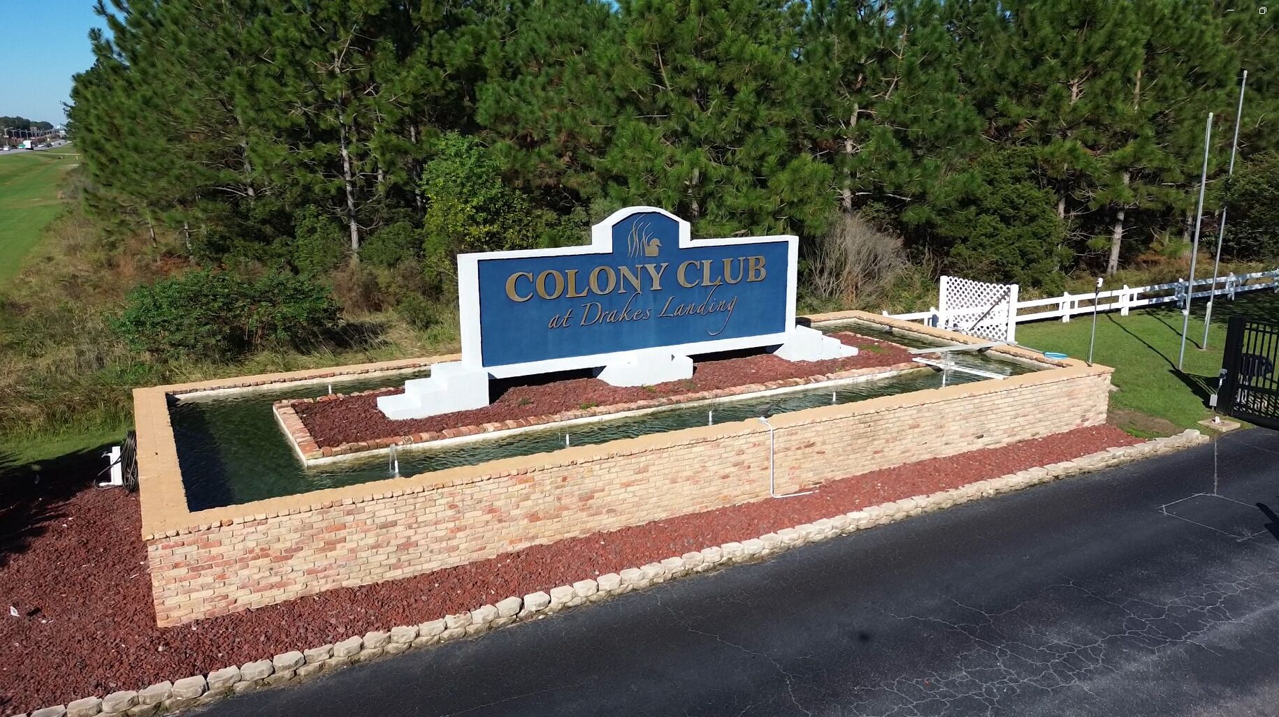 Une enseigne indiquant l’emplacement du Colony Club à Drakes Landing.