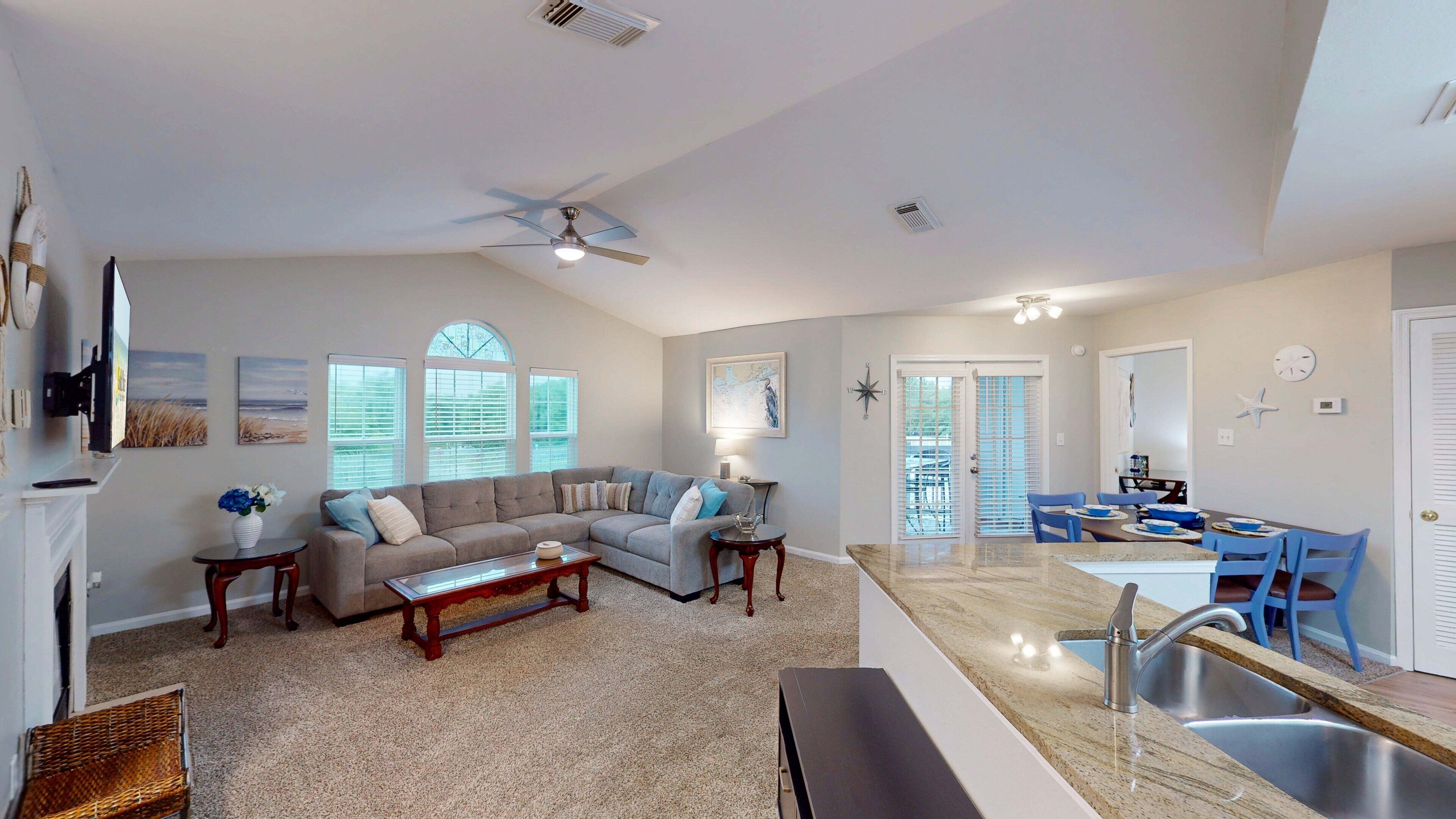 شقة - عدة أسرّة - بشرفة - منظر للحديقة (Colony Club P3) | منطقة المعيشة | تلفزيون بشاشة مسطحة بحجم 42-بوصة يعرض قنوات تلفزيونية رقمية، مدفأة