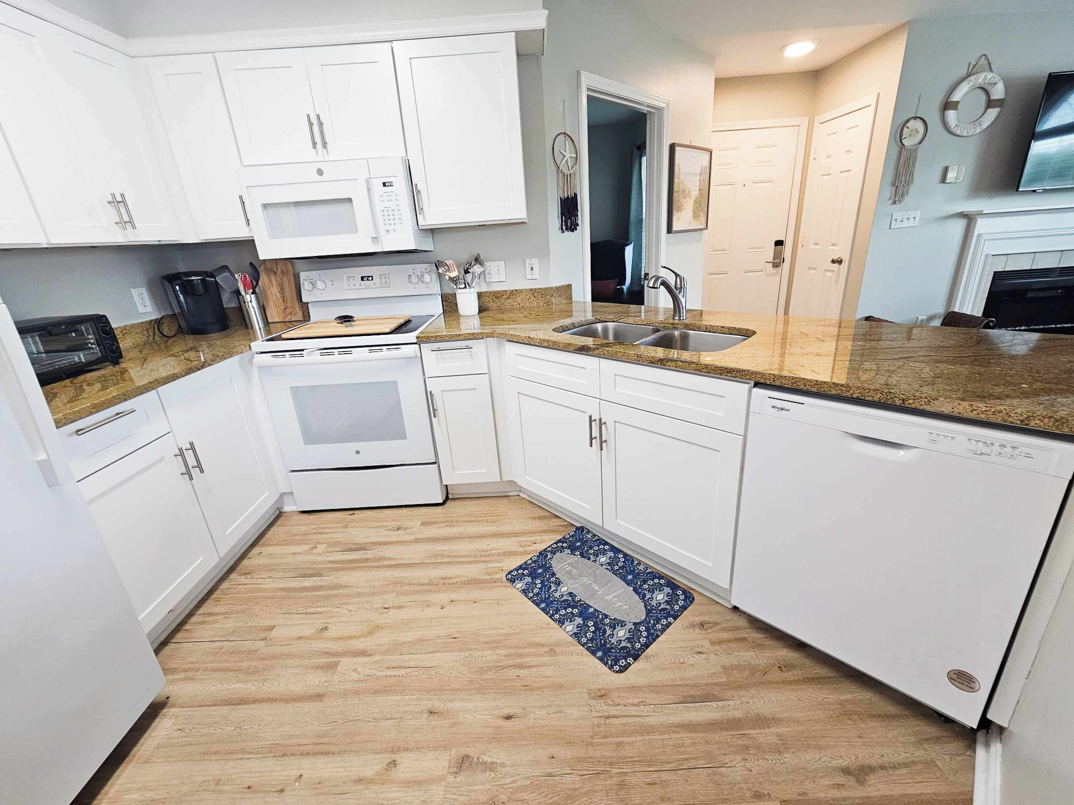 Apartment, Multiple Beds, Balcony, Garden View (Colony Club P3) | Private kitchen | Fridge, microwave, oven, stovetop