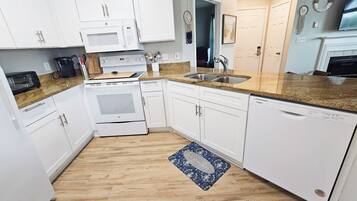 Apartment, Multiple Beds, Balcony, Garden View (Colony Club P3) | Private kitchen | Fridge, microwave, oven, stovetop