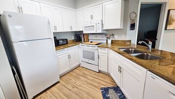 Apartment, Multiple Beds, Balcony, Garden View (Colony Club P3) | Private kitchen | Fridge, microwave, oven, stovetop