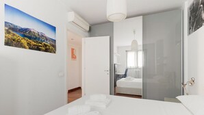 Habitación de hotel con cama, baño y vista a la montaña.