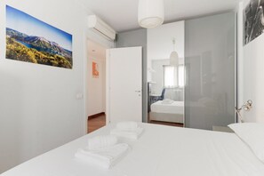 3 habitaciones, tabla de planchar con plancha y cuna de viaje 
