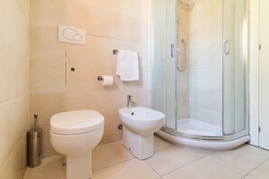 Shower, bidet, towels