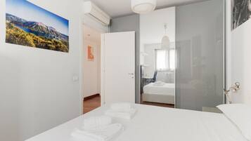 3 chambres, fer et planche Ă repasser, lit parapluie