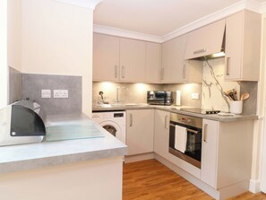 Cookware/dishes/utensils - Honeysuckle Cottage (Swaffham)