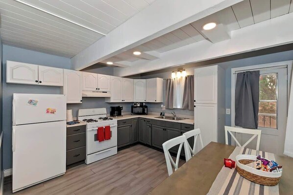 ثلاجة، ميكروويف، فرن، موقد طهي مسطح