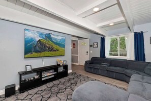 Een televisie, een open haard en videogames