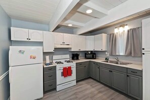 Een koelkast, een magnetron, een oven, een kookplaat