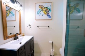 Regadera, toallas, jabón, papel de baño