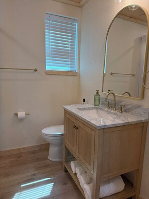 Shower, hair dryer, towels, soap - Holt House - Tranquil cabin close to hiking trails and the Buffalo River (Jasper)