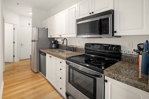 Refrigerador, microondas, horno, placa de cocina