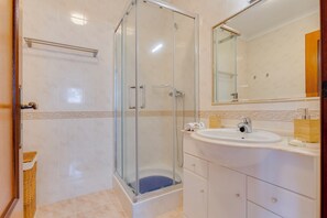 Shower, hair dryer, bidet, towels - Spacious Villa - Walk to Beach & City Center (Lagos)
