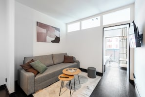Comfort-Apartment, Balkon, Blick auf den Innenhof | Wohnbereich | 40-Zoll-LCD-Fernseher mit Kabelempfang