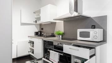 Comfort Apartment, Balcony, Courtyard View | Private kitchen | Electric kettle
