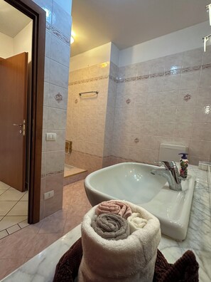 Doccia, asciugacapelli, bidet, asciugamani