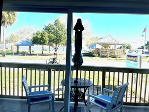 Outdoor dining - Jewel of Cedar Key-Pet Friendly condo 130 (Cedar Key)