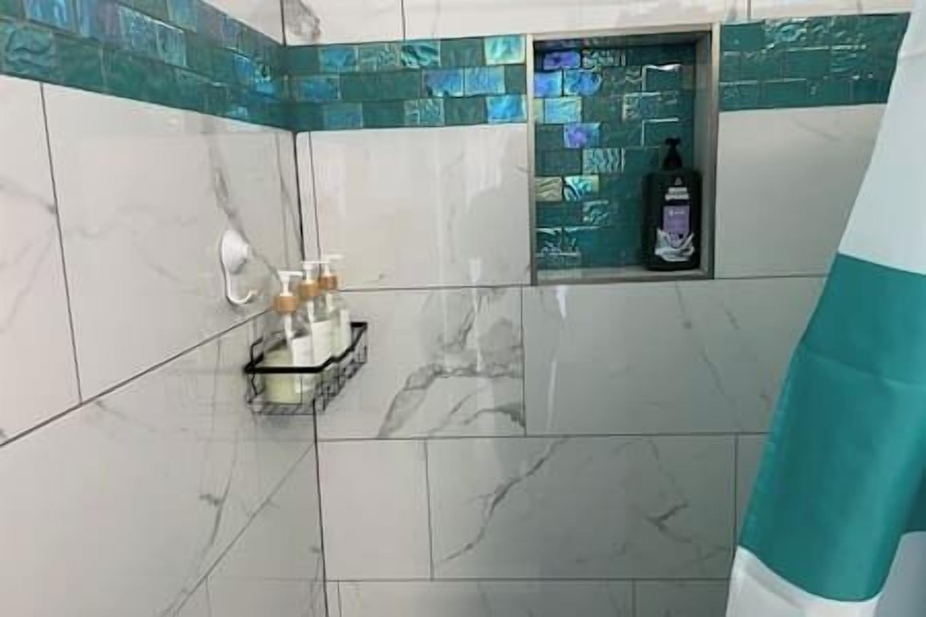 Een douche, een haardroger, handdoeken, zeep