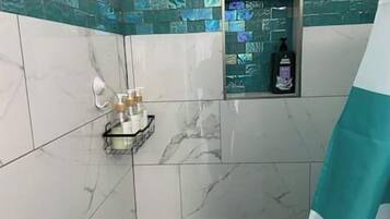 Een douche, een haardroger, handdoeken, zeep