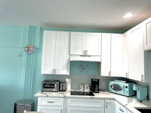 Microwave, oven, stovetop - Jewel of Cedar Key-Pet Friendly condo 130 (Cedar Key)