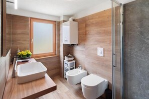 Een douche, een haardroger, een bidet, handdoeken