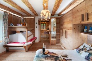 2 slaapkamers, een strijkplank/strijkijzer, beddengoed