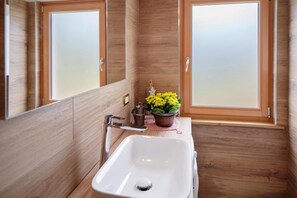 Dutxa, assecador de cabells, bidet i tovalloles