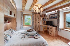 2 bedrooms, iron/ironing board, bed sheets